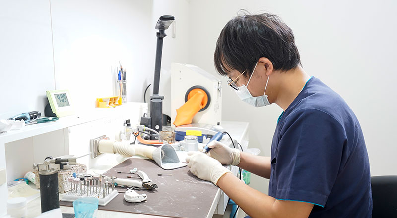 当院では歯科技工室を併設し、補綴治療の精度を上げています